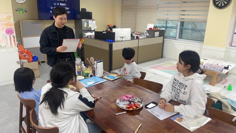 작년 10월 14일 고한초등학교 학교사회복지실에서 학생들의 진로 탐색을 위한 진로 동아리 발대식이 열리고 있다. (사진제공=한국힉교사회복지사협회)