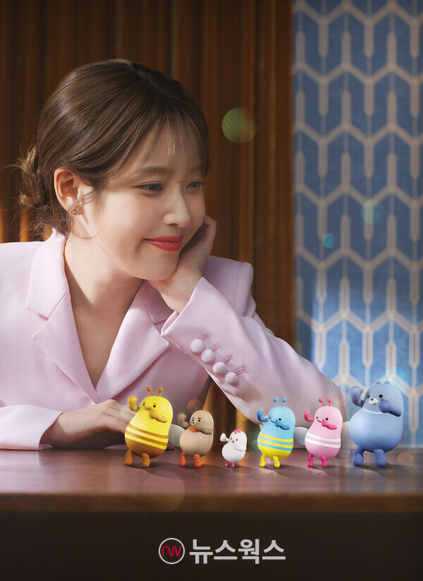 우리금융그룹이 가수 겸 배우 아이유와 광고 계약을 2년 더 연장한다. (사진제공=우리금융그룹)