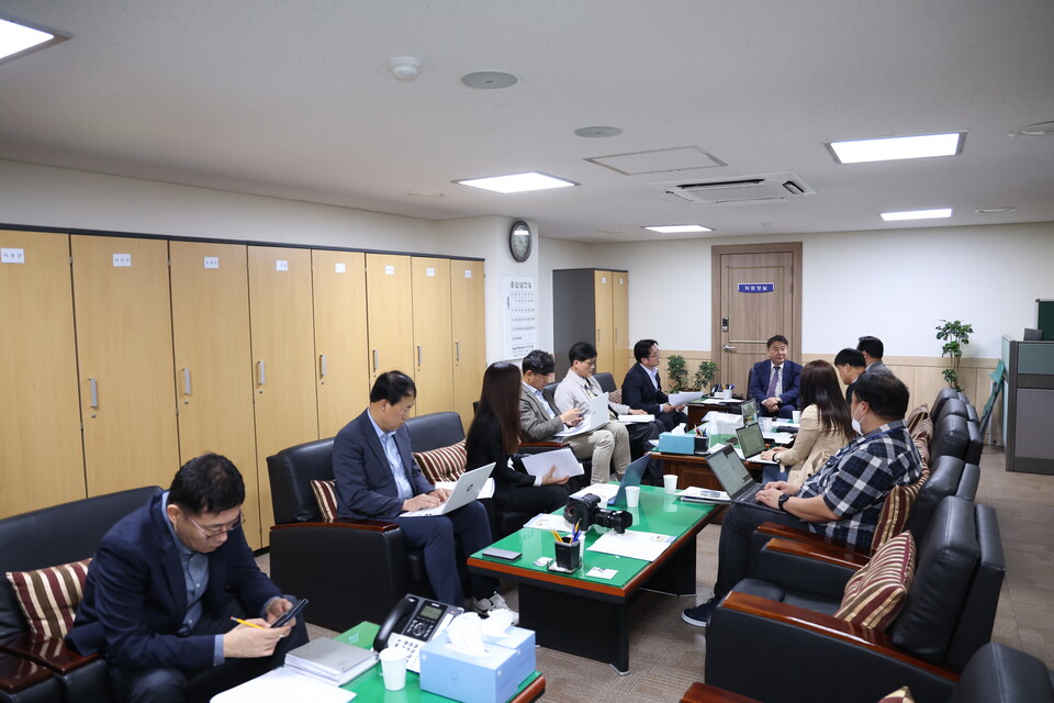 국민의힘 소속 민병주 위원장이 25일 서울시의회 주택공간위원회 위원장실에서 열린 뉴스웍스를 비롯한 서울시의회 출입기자단과의 인터뷰에서 서울시 주택문제에 대해 설명하고 있다. (사진=서울시의회 출입기자단)