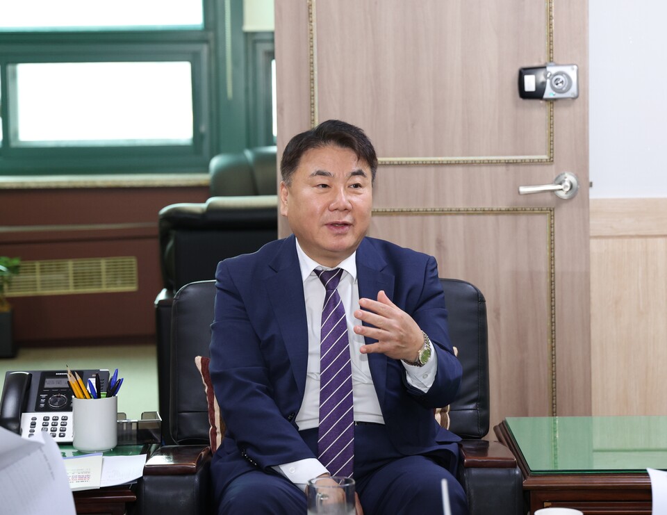 국민의힘 소속 민병주 위원장은 25일 서울시의회 주택공간위원회 위원장실에서 열린 서울시의회 출입기자단과의 인터뷰에서 주택문제에 대해 설명하고 있다. (사진=서울시의회 출입기자단)