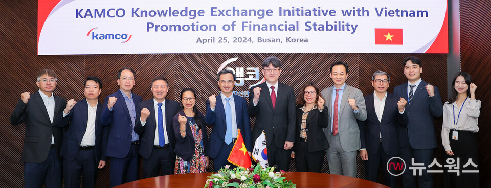 원호준 한국자산관리공사 기업지원부문 총괄이사(오른쪽 여섯번째)와 부 느 탕 베트남 국가금융감독위원회 위원장 대행(왼쪽 여섯번째)이 25일 부산국제금융센터(부산 남구 문현동)에서 개최된 ‘베트남 금융분야 위기관리 역량강화를 위한 특강’에 앞서 기념사진을 촬영하고 있다. (사진제공=한국자산관리공사)