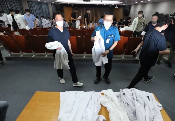 9일 오전 전북 익산 원광대학교병원 대강당에서 교수들이 사직서를 제출한 뒤 가운을 한 곳에 두고 자리를 떠나고 있다. (사진=뉴스1)
