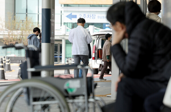 지난 4일 서울의 한 병원에서 의료진과 시민들이 이동하고 있다. (사진=뉴스1)