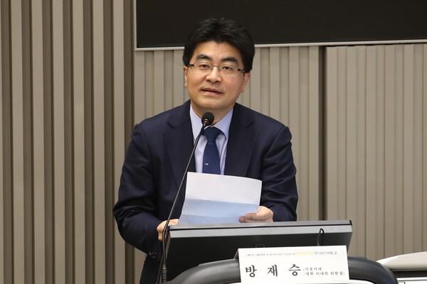 방재승 서울대 의과대학 교수협의회 비상대책위원장이 30일 오전 서울대학교병원에서 '대한민국 의료가 나아가야 할 길'을 주제로 열린 긴급심포지엄'에 참석해 인사말을 하고 있다. (사진=뉴스1)