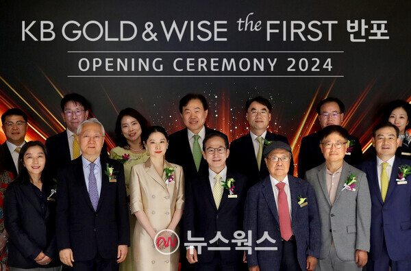 양종희(앞줄 왼쪽에서 네 번째) KB금융그룹 양종희 회장과 이재근(뒷줄 왼쪽에서 두 번째) KB국민은행 행장, 김성현(앞줄 왼쪽에서 일곱 번째) KB증권 김성현 대표, 이홍구(뒷줄 왼쪽에서 다섯 번째) KB증권 대표, KB GOLD&WISE the FIRST 광고모델 배우 이영애(앞줄 왼쪽에서 세번째)가 고객들과 함께 기념 촬영을 하고 있다. (사진제공=KB금융그룹)