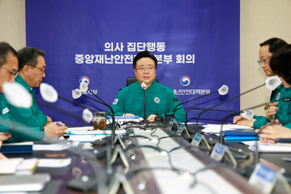 조규홍 복지부 장관이 지난 4월 15일 의사 집단행동 중앙재난안전대책본부 회의를 주재하고 있다. (사진제공=보건복지부)