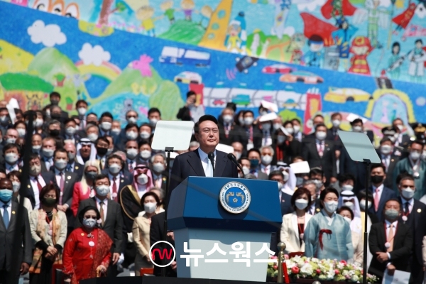 제20대 대통령 취임식이 열린 지난 2022년 5월 10일 국회에서 윤석열 대통령이 단상에 올라 연설을 하고 있다. (사진=원성훈 기자)