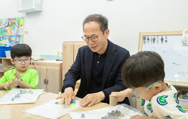 양종희(왼쪽 두 번째) KB금융 회장이 어린이날을 맞아 KB여의도직장어린이집 어린이들과 함께 놀이수업을 진행하고 있다. (사진제공=KB금융지주)