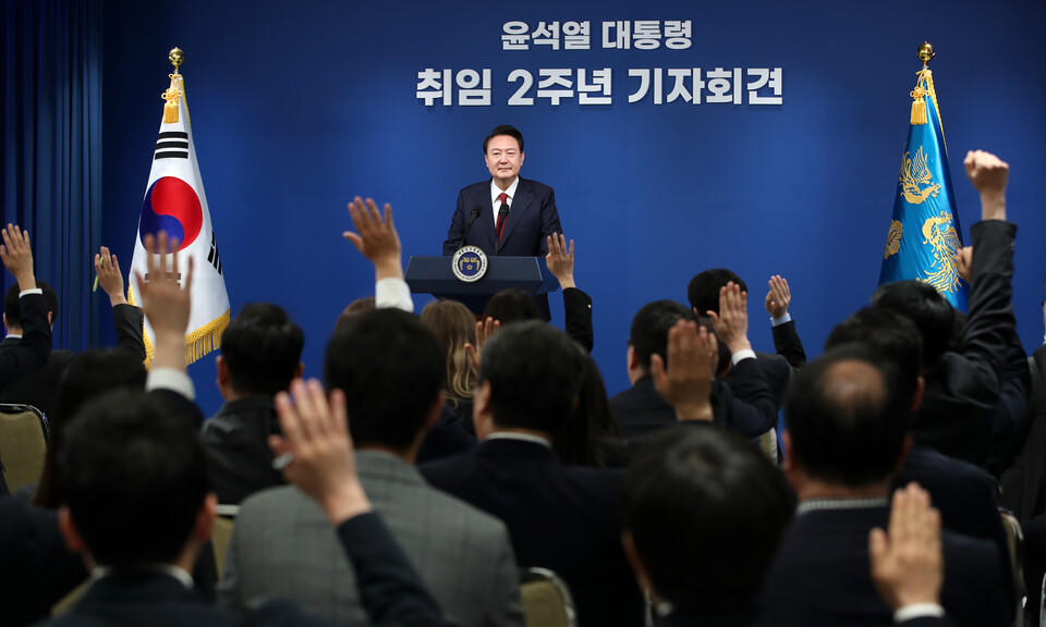 윤석열 대통령이 9일 서울 용산 대통령실 청사 브리핑룸에서 열린 '취임 2주년 기자회견'에서 취재진의 질문을 받고 있다. 윤 대통령의 기자회견은 2022년 8월 취임 100일 기자회견 이후 1년 9개월 만에 열렸다. (사진=뉴스1)