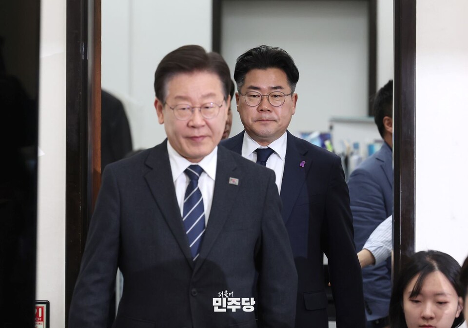 지난 8일 국회에서 열린 '민주당 최고위원회의'에서 박찬대(뒷쪽) 원내대표가 이재명 대표를 따라서 최고위원회의가 열리는 장소로 입장하고 있다. (사진제공=민주당)