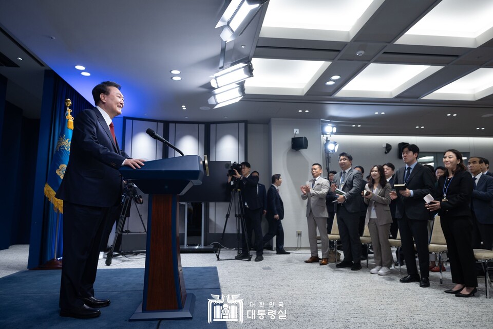 윤석열 대통령이 9일 용산 대통령실 청사 브리핑룸에서 열린 취임 2주년 기자회견에서 취재진의 질문을 받고 있다. (사진제공=대통령실)