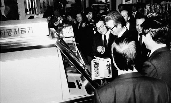 1982년 대구은행은 창구의 금융거래 편의성과 창구 업무 절감을 목적으로 현금자동지급기 5대를 도입했다. 또 '캐시카드'에 의한 금융서비스를 제공하는 대구은행 최초의 자동화 코너를 개설했다. (사진=대구은행 50년사)