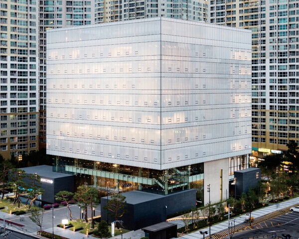 2016년 대구은행은 사무공간 부족 해소와 금융그룹 위상 강화를 위해 제2본점을 완공했다. 제2본점은 금융지주 컨트롤타워 역할을 하며 그룹의 성장을 이끌고 있다. (사진=대구은행 50년사)