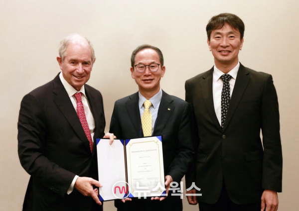 지난 16일 뉴욕에서 열린 KB금융과 블랙스톤간 업무협약 체결식에서 스티븐 슈워츠만(왼쪽부터) 블랙스톤그룹 창업자 겸 회장과 양종희 KB금융그룹 회장, 이복현 금융감독원장이 기념 사진을 촬영하고 있다. (사진제공=KB금융그룹)
