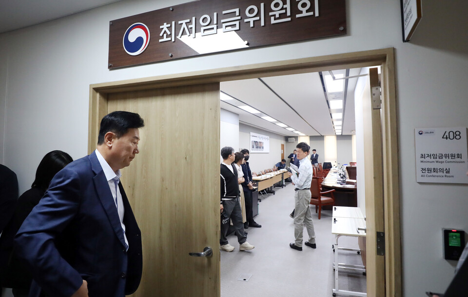 지난 21일 세종시 정부세종청사에서 열린 최저임금위원회 제1차 전원회의에서 류기정 사용자 위원이 회의장에 들어가고 있다. (사진제공=뉴스1)