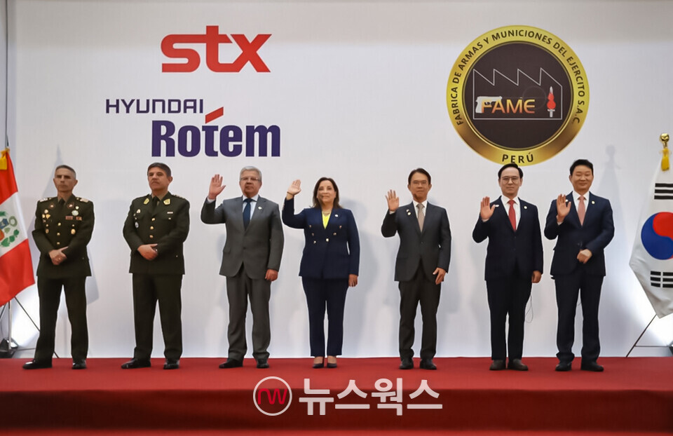 20일(현지시간) 페루 육군본부에서 진행된 ‘페루 육군 조병창 전략적 파트너십 체결 행사’에서 (왼쪽부터) 호르헤 바르가스 조병창장, 오레스테스 마르틴 바르가스 조병창 위원회 의장, 월터 아스튜디오 차베스 페루 국방장관, 디나 볼루아르테 페루 대통령, 최종욱 주페루 대사, 이용배 현대로템 대표이사 사장, 박상준 STX 대표이사가 기념 촬영을 하고 있다. (사진제공=현대로템)