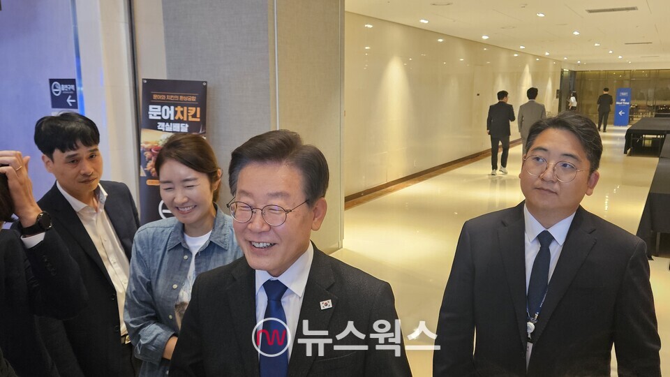 이재명(오른쪽 두 번째) 민주당 대표가 22일 충남 스플라스리솜에서 열린 '제22대 국회 당선인 워크숍'에 참석하기 위해 이동하고 있다. (사진=원성훈 기자)