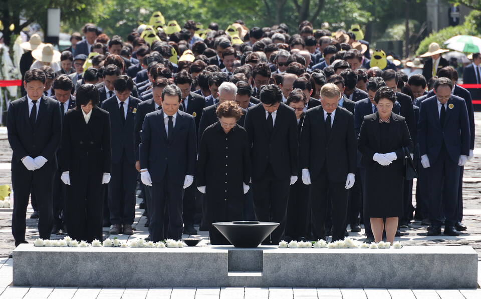 권양숙 여사, 문재인 전 대통령, 김정숙 여사 등 주요 내빈들이 23일 오후 경남 김해시 진영읍 봉하마을에서 열린 고 노무현 전 대통령 서거 15주기 추도식에서 묵념하고 있다. (사진=뉴스1)
