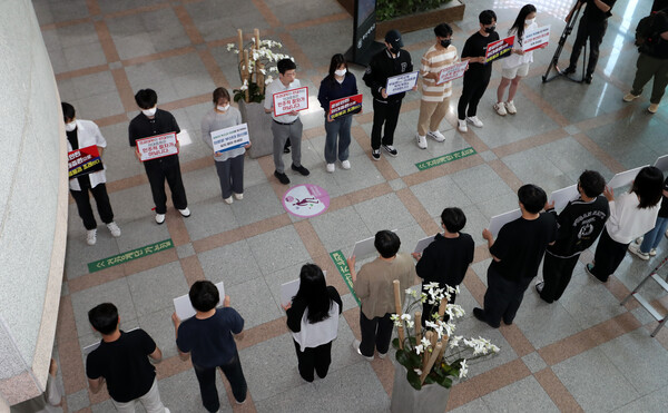 지난 21일 오후 부산 금정구 부산대학교 대학본부에서 의과대학 정원 증원 학칙개정안 재심의를 위한 교무회의가 열린 가운데 의대생들과 교수들이 피켓 시위를 벌이고 있다. (사진=뉴스1)