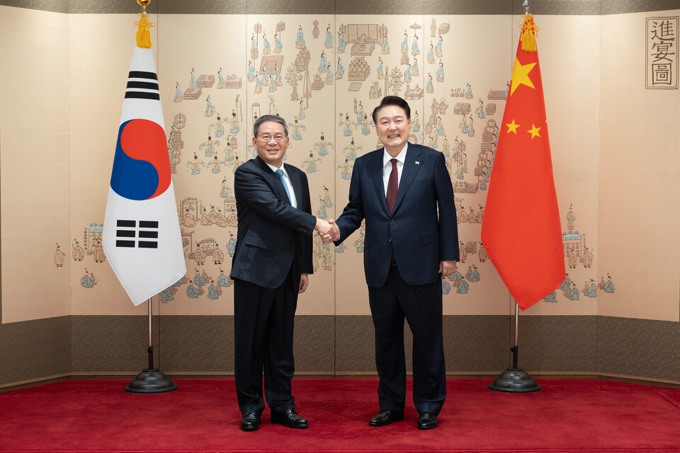 윤석열 대통령이 26일 용산 대통령실 청사에서 리창 중국 총리를 영접한 후 기념촬영을 하고 있다. (사진제공=대통령실)