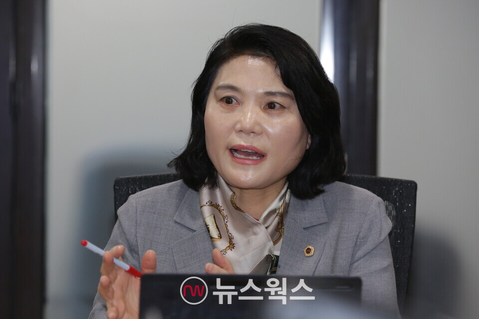 국민의힘 소속 서울시의회 박춘선 저출생인구절벽대응 특별위원회 위원장이 지난 24일 서울시의회 박춘선 의원실에서 열린 뉴스웍스와의 인터뷰에서 손동작을 하면서 설명하고 있다. (사진=원성훈 기자)