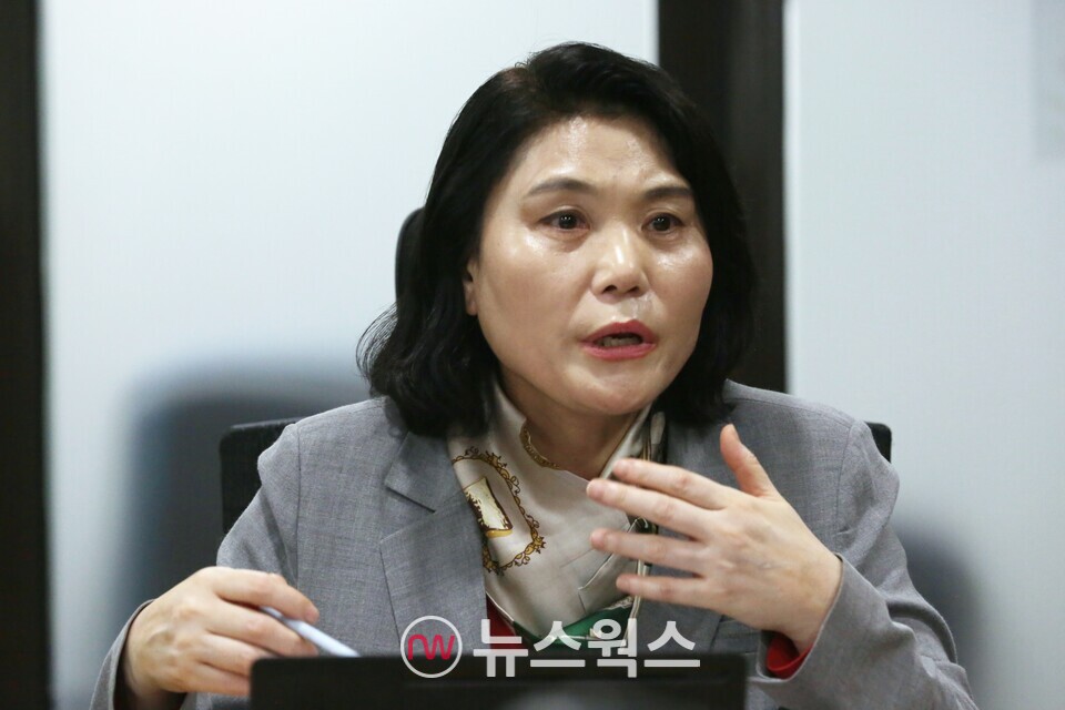 국민의힘 소속 서울시의회 박춘선 저출생인구절벽대응 특별위원회 위원장이 지난 24일 서울시의회 박춘선 의원실에서 열린 뉴스웍스와의 인터뷰에서 진지한 표정으로 설명하고 있다. (사진=원성훈 기자)