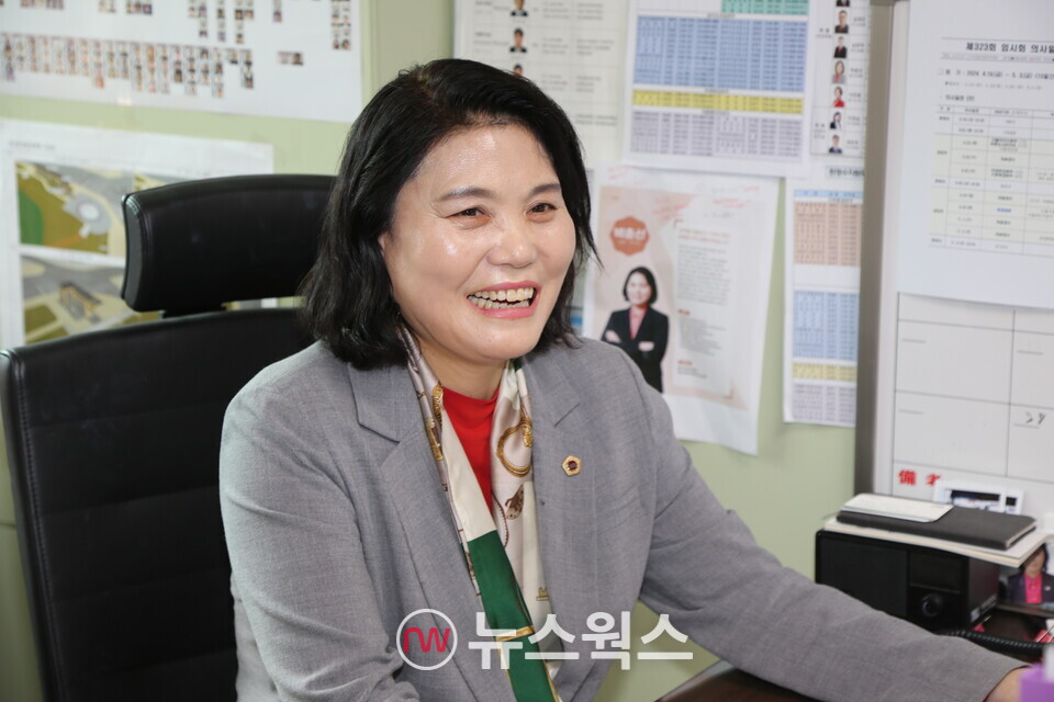 국민의힘 소속 서울시의회 박춘선 저출생인구절벽대응 특별위원회 위원장이 지난 24일 서울시의회 박춘선 의원실에서 열린 뉴스웍스와의 인터뷰 직전에 기자를 반갑게 맞이하고 있다. (사진=원성훈 기자)