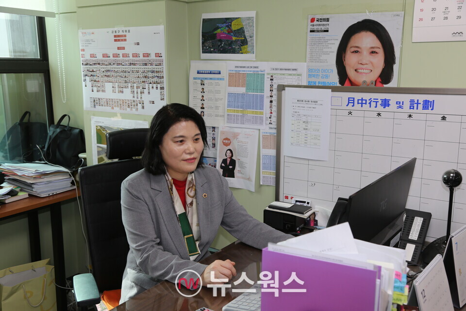 국민의힘 소속 서울시의회 박춘선 저출생인구절벽대응 특별위원회 위원장이 지난 24일 서울시의회 박춘선 의원실에서 열린 뉴스웍스와의 인터뷰를 갖기 직전에 하고 있던 일을 마무리하고 있다. (사진=원성훈 기자)