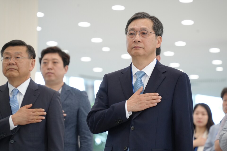 윤영빈(오른쪽) 우주항공청장이 직원조회에서 국민의례를 하고 있다. (사진제공=과기정통부)