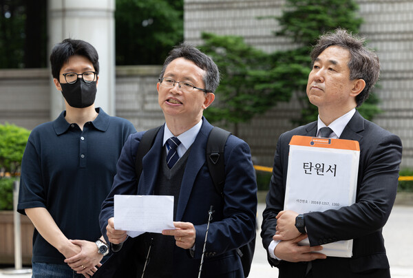오세옥 부산대학교 의과대학 교수협의회장 겸 비대위원장(가운데)과 김종일 전국의과대학교수협의회(전의교협) 부회장이 20일 오후 서울 서초구 서울고등법원 앞에서 의대 정원 증원 처분 집행정지 인용 결정 촉구 탄원서 제출 기자회견을 하고 있다. (사진=뉴스1)
