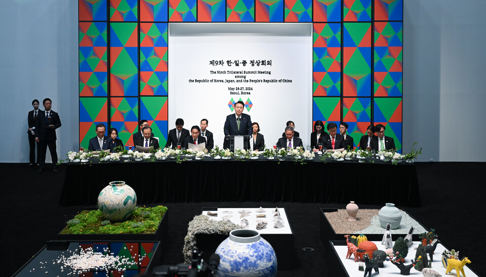 윤석열 대통령과 기시다 후미오 일본 총리, 리창 중국 총리가 26일 서울 종로구 국립현대미술관에서 열린 제9차 한중일 정상회의 환영 만찬에서 만찬사를 하고 있다. (사진제공=대통령실)