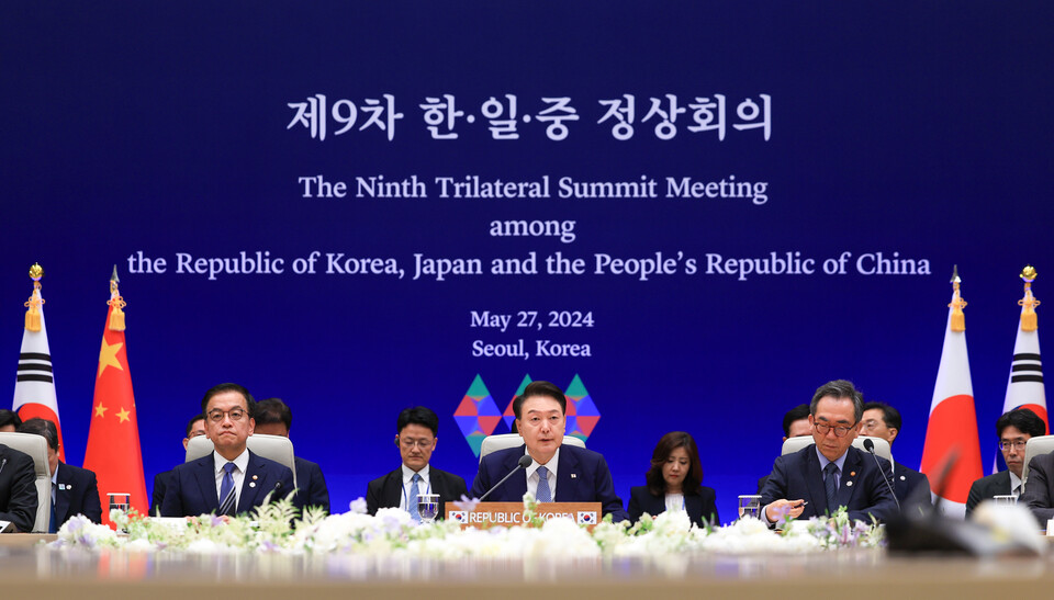 윤석열 대통령이 27일 청와대 영빈관에서 한·중·일 정상회의를 하고 있다. (사진제공=대통령실)