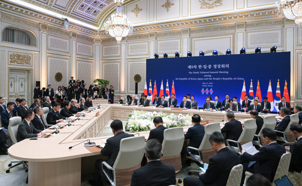 윤석열 대통령이 27일 청와대 영빈관에서 리창 중국 총리, 기시다 후미오 일본 총리와 함께 한·중·일 정상회의를 하고 있다. (사진제공=대통령실)