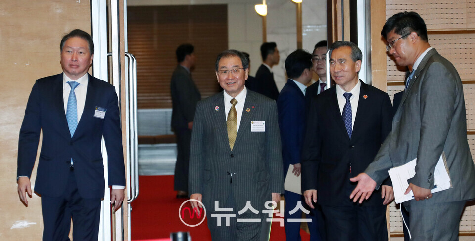 최태원 대한상의 회장(왼쪽)과 도쿠라 마사카즈 경단련 회장(가운데), 런훙빈 CCPIT 회장이 간담회장으로 입장하고 있다. (사진제공=대한상의)