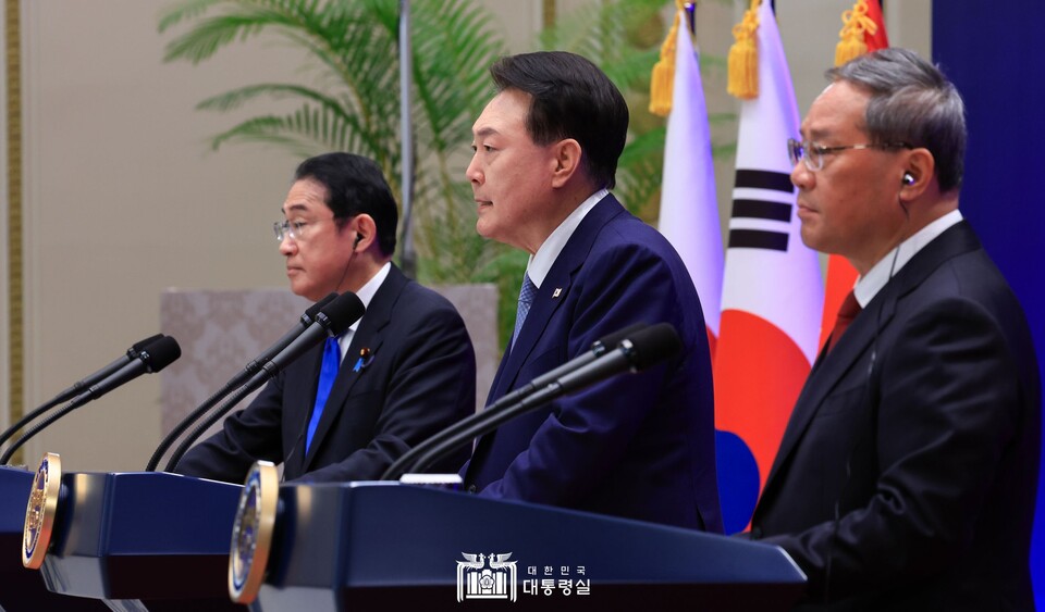 윤석열 대통령이 27일 청와대 영빈관에서 열린 제9회 한일중 정상회의에서 기시다 후미오(왼쪽 첫 번째) 일본 총리 및 리창(왼쪽 세 번째) 중국 국무원 총리와 공동기자회견을 하고 있다. (사진제공=대통령실)