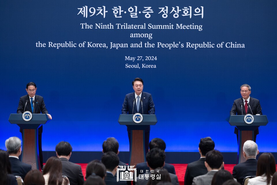 윤석열 대통령이 지난 27일 청와대 영빈관에서 리창 중국 총리, 기시다 후미오 일본 총리와 함께 한일중 공동기자회견을 하고 있다. (출처=대통령실)