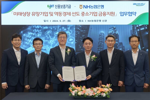 정현호(왼쪽부터) 신용보증부장, 윤정인 정책자문관, 최원목 이사장, 이석용 농협은행장, 최영식 기업금융부문 부행장, 박재명 중소기업고객부장이 기념 촬영을 하고 있다. (사진제공=NH농협은행)