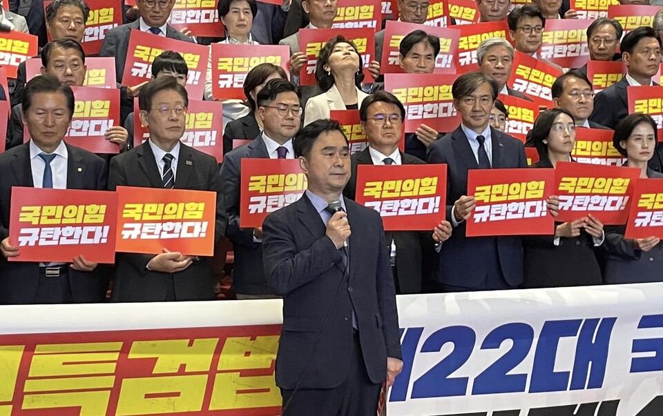 김종민(맨앞) 새로운미래 의원이 28일 국회 본청 로텐더홀 앞 계단에서 열린 '야6당 해병대원 특검법 재의 부결 규탄대회'에 참석해 정부여당을 성토하고 있다. (출처=김종민 페이스북)