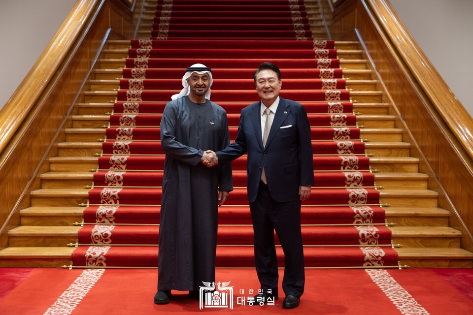 윤석열 대통령이 28일 청와대 만찬장에서 모하메드 빈 자이드 알 나흐얀 아랍에미리트연합국(UAE) 대통령과 기념촬영을 하고 있다. (출처=대통령실 홈페이지)