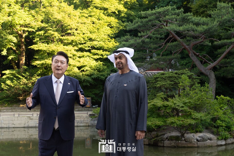 윤석열 대통령이 28일 모하메드 빈 자이드 알 나흐얀 아랍에미리트연합국(UAE) 대통령과 차담 전 창덕궁 후원의 중심 정원인 부용지 일대를 함께 산책하고 있다. (출처=대통령실 홈페이지)