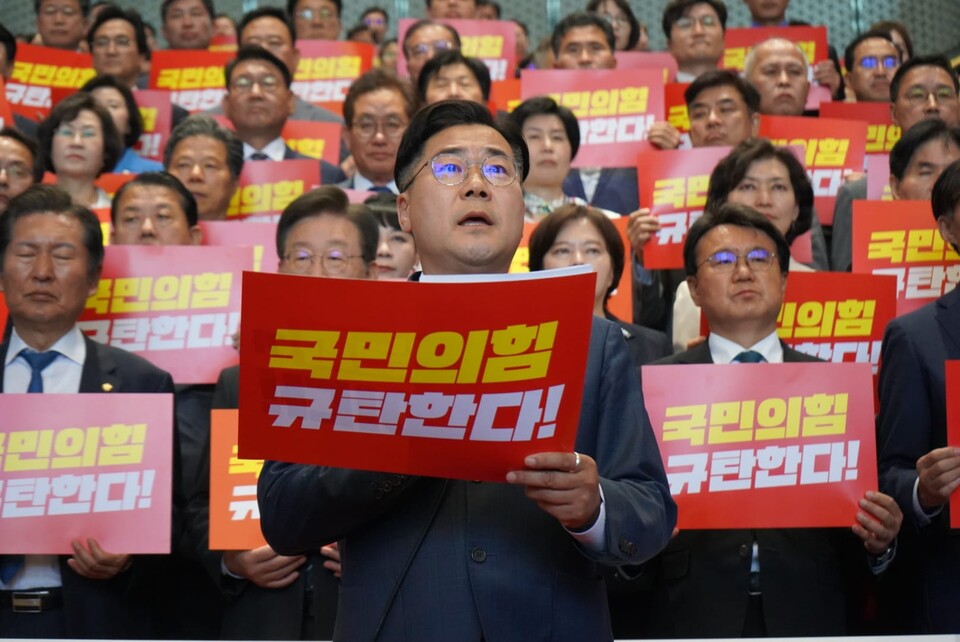 박찬대(정면 가운데) 민주당 원내대표가 지난 28일 국회 로텐더홀앞 계단에서 열린 '채상병 특검법 부결 관련 규탄대회'에서 "국민의힘을 규탄한다"며 구호를 외치고 있다. (출처=박찬대 원내대표 페이스북)