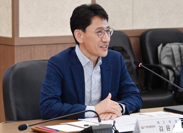 김윤상 기획재정부 차관이 29일 광주광역시 그린카진흥원에서 광주 미래차 산업 육성 간담회를 주재하고 있다. (사진제공=기획재정부)