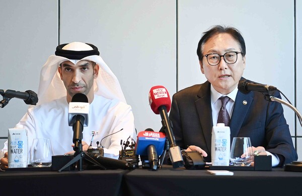 정인교 산업부 통상교섭본부장과 타니 빈 아흐메드 알 제유디 UAE 경제부 대외무역특임장관이 29일 서울 종로구 포시즌스호텔에서 한-UAE CEPA 정식 서명 관련 브리핑을 진행하고 있다. (사진제공=산업통상자원부)