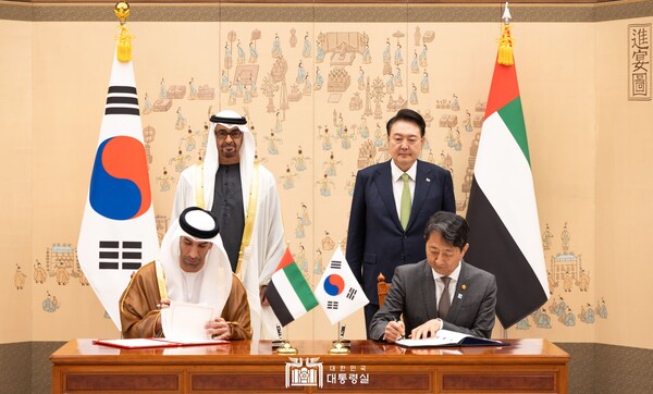 윤석열 대통령과 무함마드 빈 자예드 알 나흐얀 아랍에미리트(UAE) 대통령이 29일 용산 대통령실 청사에서 열린 한-UAE 협정 및 MOU 체결식에 임석해 안덕근 산업통상자원부 장관과 타니 빈 아흐메드 알 제유디 UAE 경제부 대외무역특임장관이 서명하는 모습을 지켜보고 있다. (사진제공=대통령실)