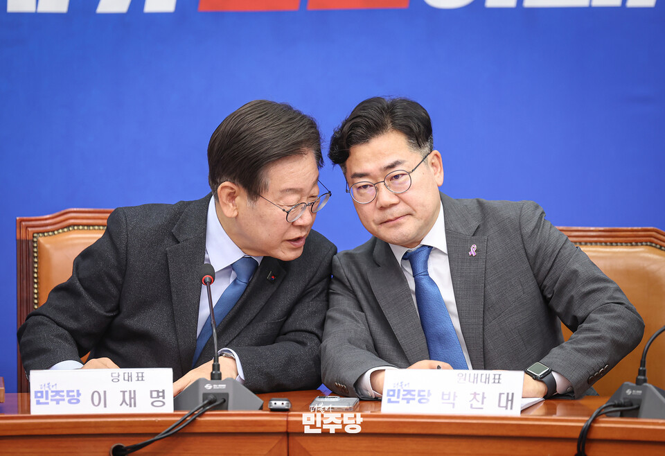 이재명(왼쪽) 민주당 대표가 지난 29일 국회에서 열린 최고위원회의에서 박찬대 민주당 원내대표와 귓속말을 하고 있다. (사진제공=민주당)