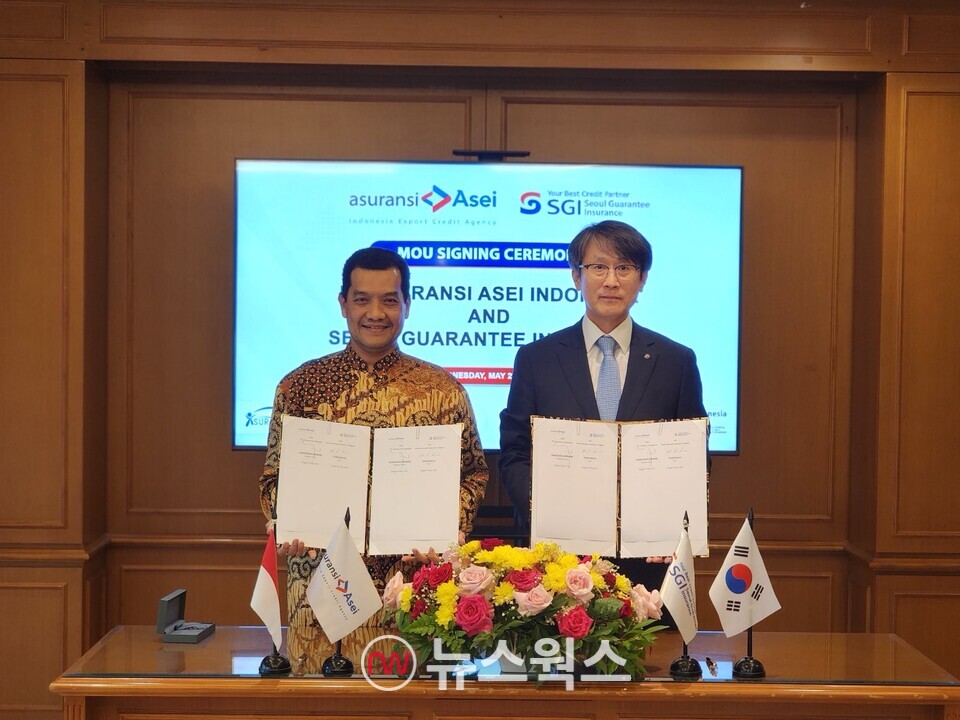 지난 29일 인도네시아 자카르타에서 열린 'SGI서울보증-아쎄이 업무협약 체결식'에서 이명순(오른쪽) SGI서울보증 대표이사와 A. Dalimunthe 아쎄이 대표이사가 기념사진을 촬영하고 있다. (출처=SGI서울보증)