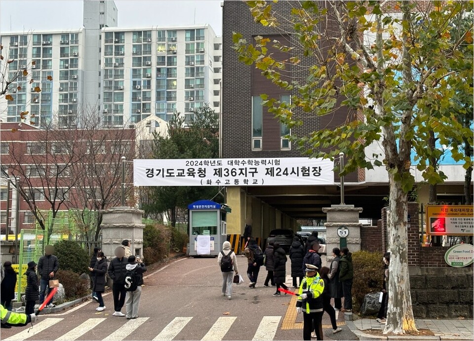 2023년 11월 16일 수능 날 아침 경기 고양시에 소재한 화수고등학교로 수험생들이 시험을 치르기 위해 들어가고 있다. (사진=허운연 기자)