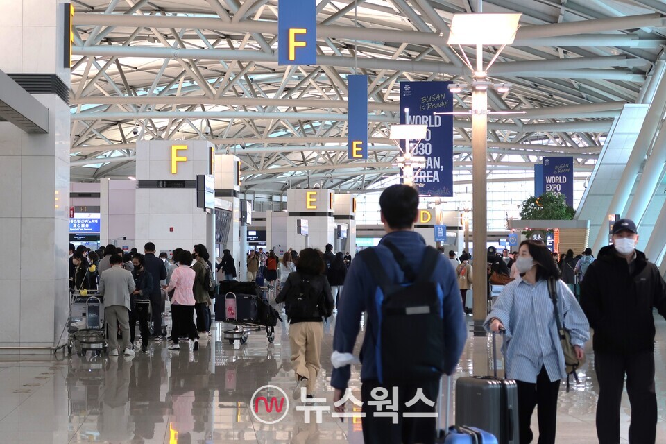 인천국제공항 제1터미널 출국장 앞에서 승객들이 이동하고 있다. (사진=정민서 기자)