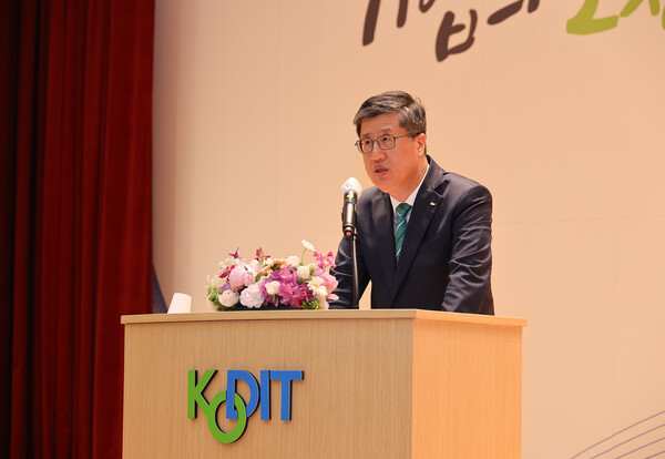 최원목 신보 이사장이 48주년 창립기념식에서 기념사를 말하고 있다. (사진제공=신용보증기금)