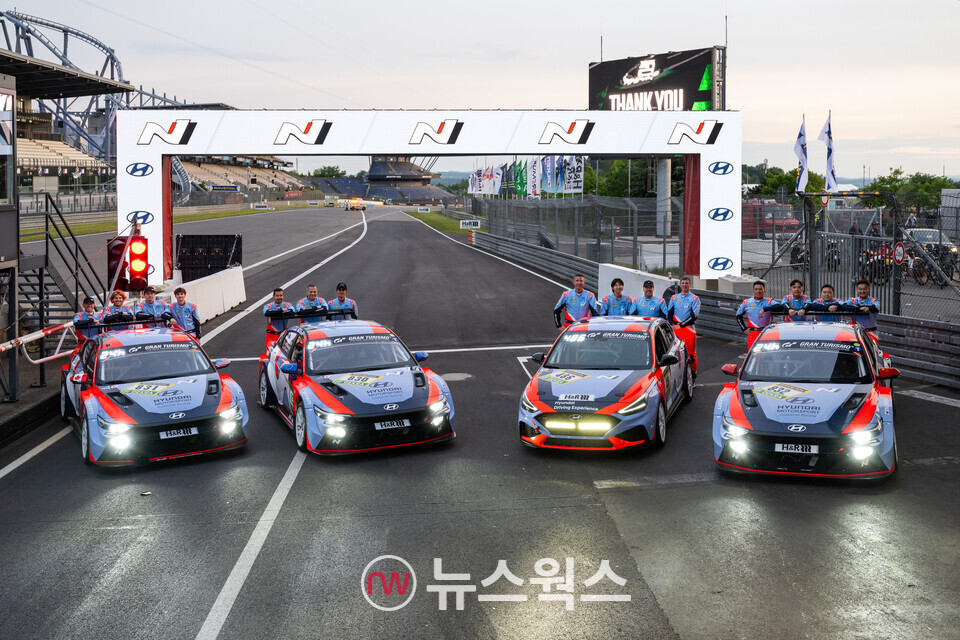 2024 뉘르부르크링 24시 현대차 팀 출전 단체 사진. (사진제공=현대차)
